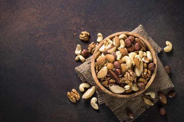 Ett urval av nötter i en mans diet kommer effektivt att öka styrkan